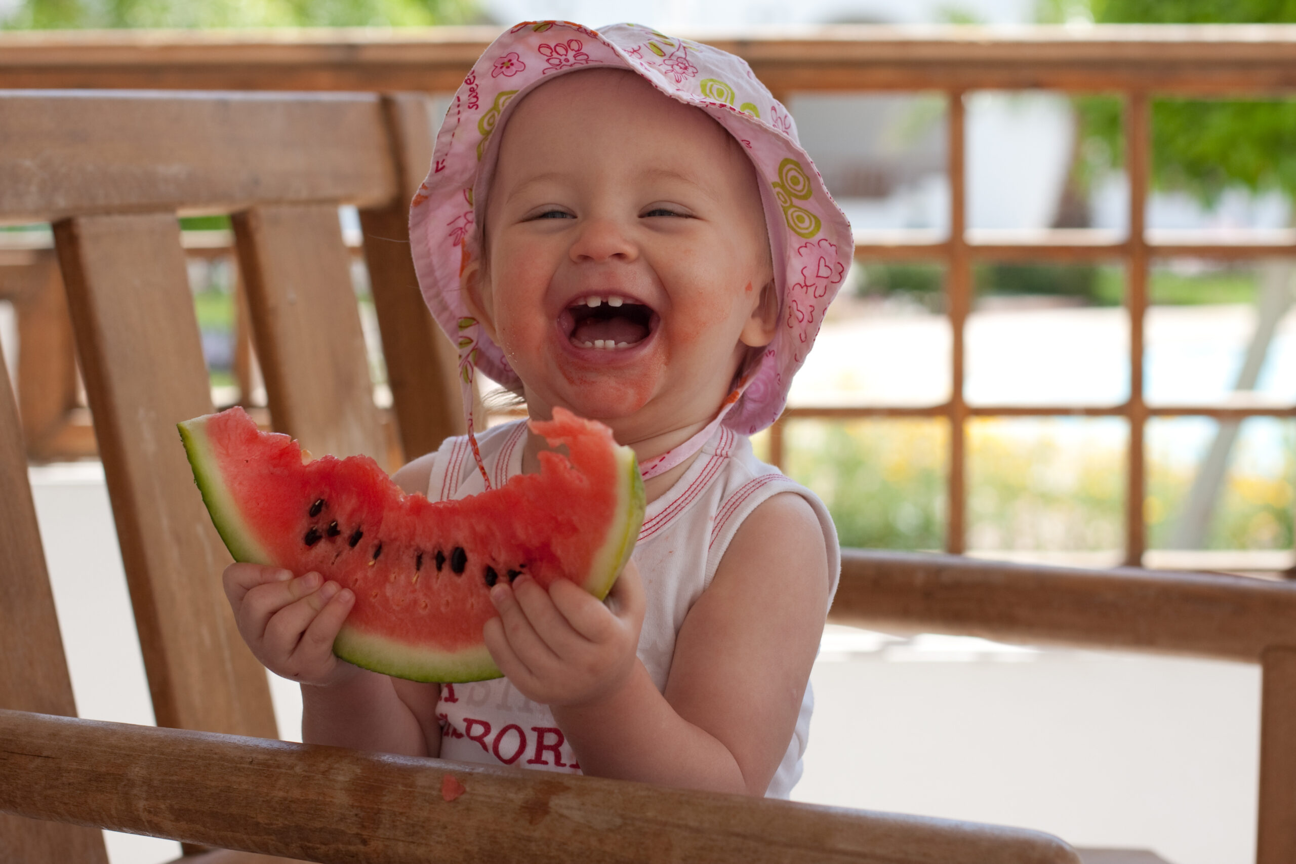 Grinene pige spiser vandmelon. Gennem sanseintegration bruges smagssansen