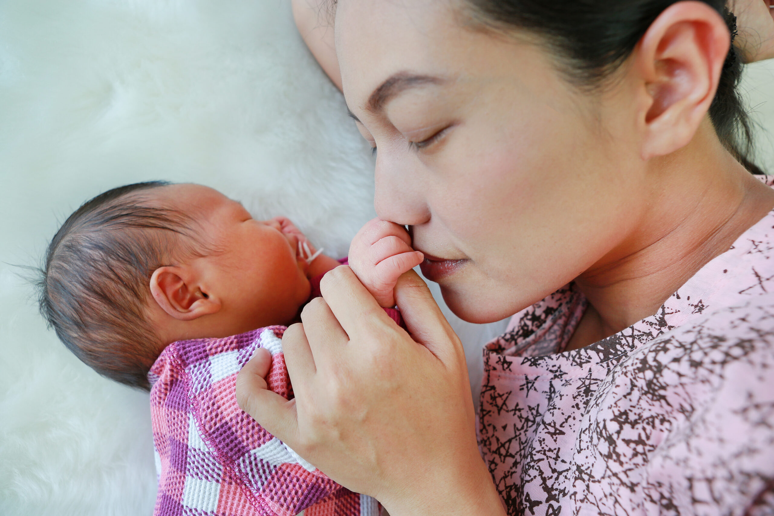 Mor ligger med baby